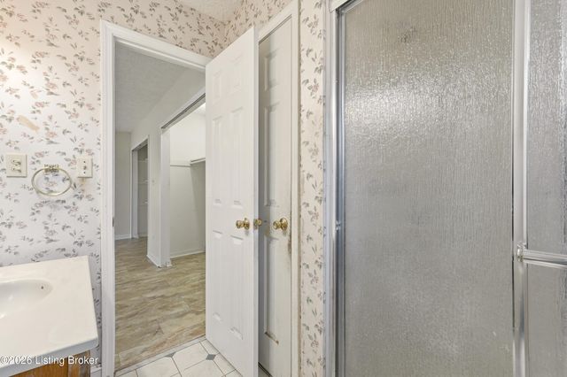 203 Lesane Ct, Louisville, KY 40214