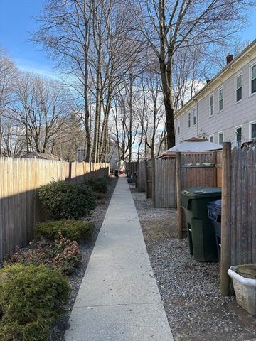 68 Elm St B, Marlborough, MA 01752