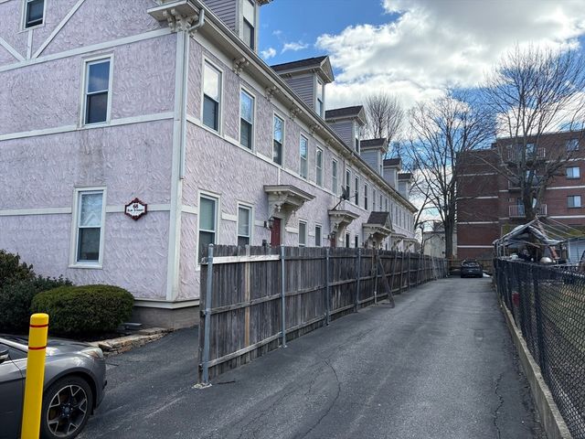 68 Elm St B, Marlborough, MA 01752