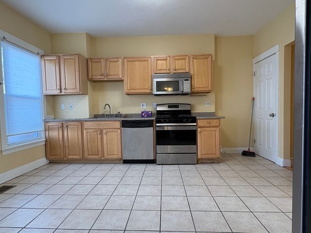 68 Elm St B, Marlborough, MA 01752