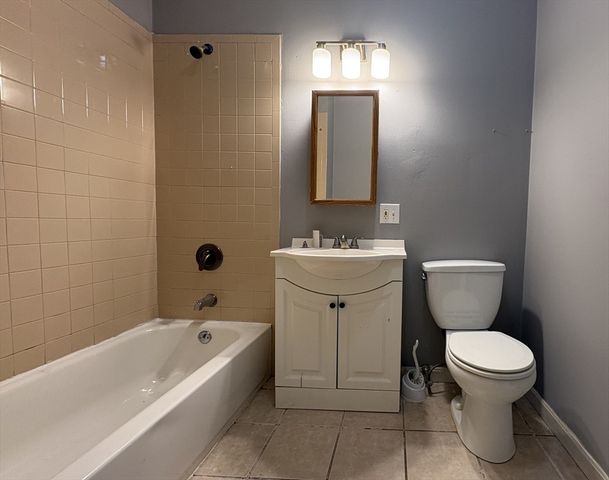 68 Elm St B, Marlborough, MA 01752