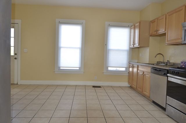 68 Elm St B, Marlborough, MA 01752