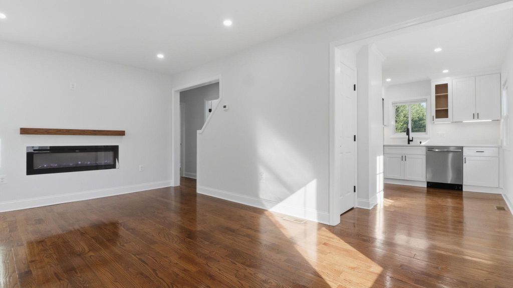 Image 4 of property listing at 5633 JAMESTOWN RD, Hyattsville, MD 20782