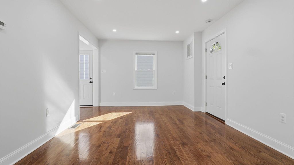 Image 7 of property listing at 5633 JAMESTOWN RD, Hyattsville, MD 20782