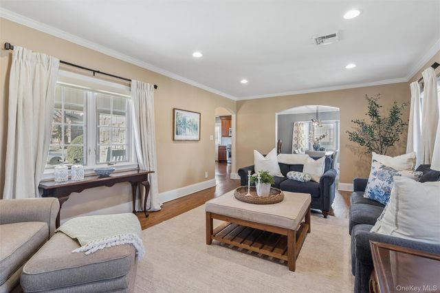 87 Wyatt Road, Garden City, NY 11530