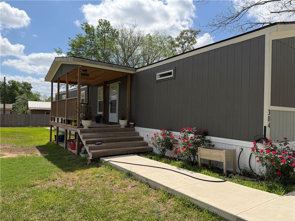 304 East 1st Street, Hearne, TX 77859 — photo 4