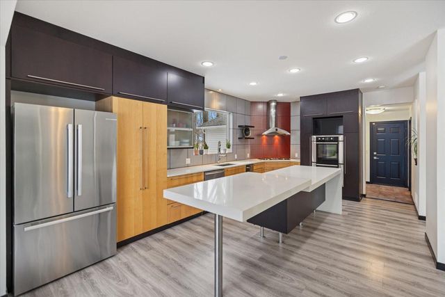 925 Cliff Road, Eagan, MN 55123