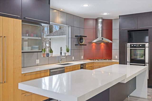 925 Cliff Road, Eagan, MN 55123