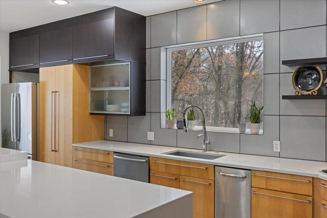 925 Cliff Road, Eagan, MN 55123