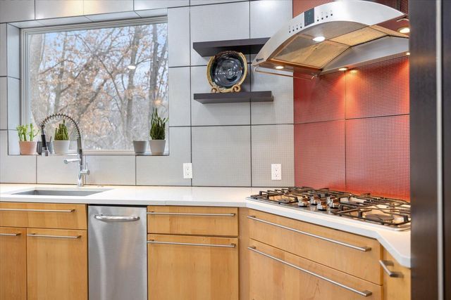 925 Cliff Road, Eagan, MN 55123