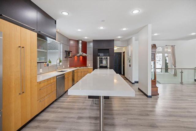 925 Cliff Road, Eagan, MN 55123