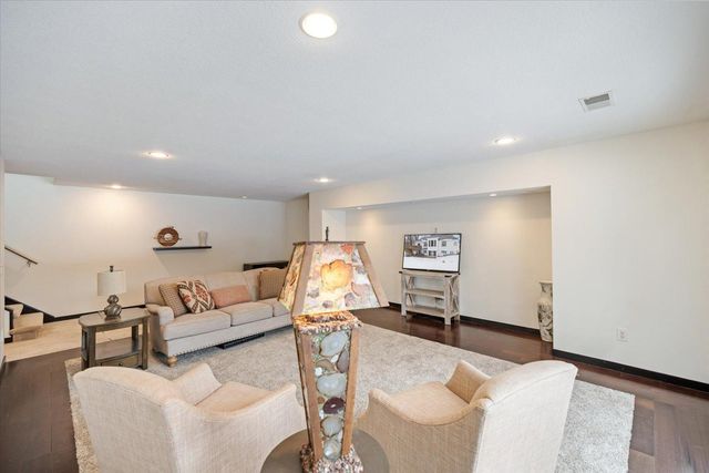 925 Cliff Road, Eagan, MN 55123