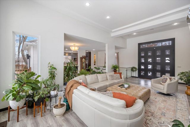 925 Cliff Road, Eagan, MN 55123