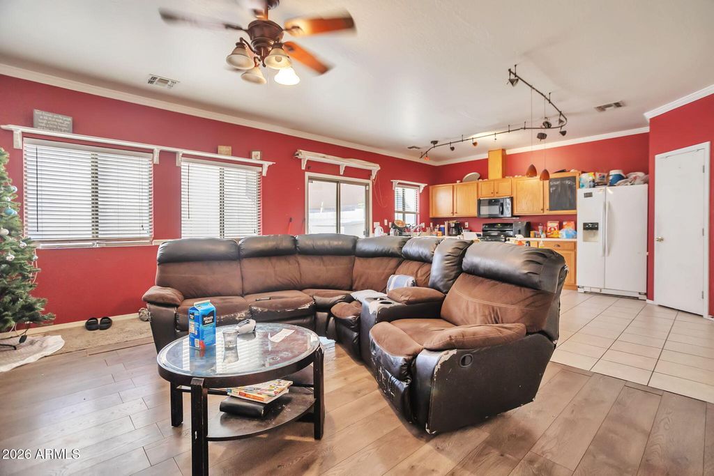 Image 6 of property listing at 7051 W LINCOLN Street, Peoria, AZ 85345