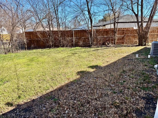 809 Shawnee Trace, Grand Prairie, TX 75051