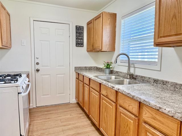 809 Shawnee Trace, Grand Prairie, TX 75051