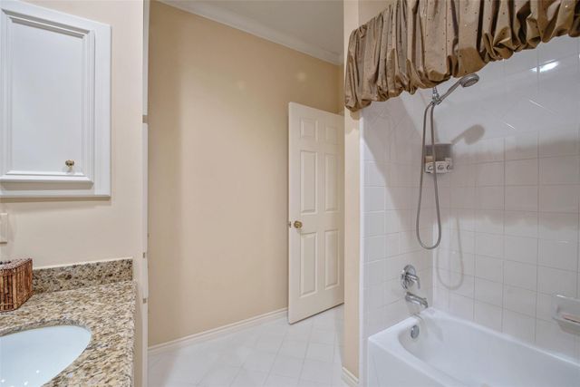 2211 Augusta Drive 25, Houston, TX 77057