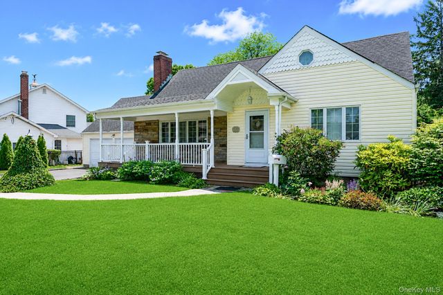 108 Ketewamoke Avenue, Babylon, NY 11702