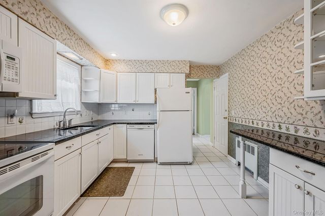 108 Ketewamoke Avenue, Babylon, NY 11702