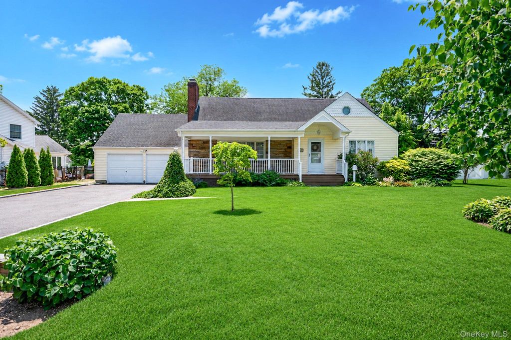 108 Ketewamoke Avenue, Babylon, NY 11702