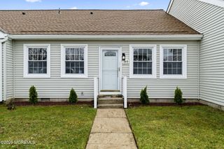 84 Parkway Drive B, Freehold, NJ 07728