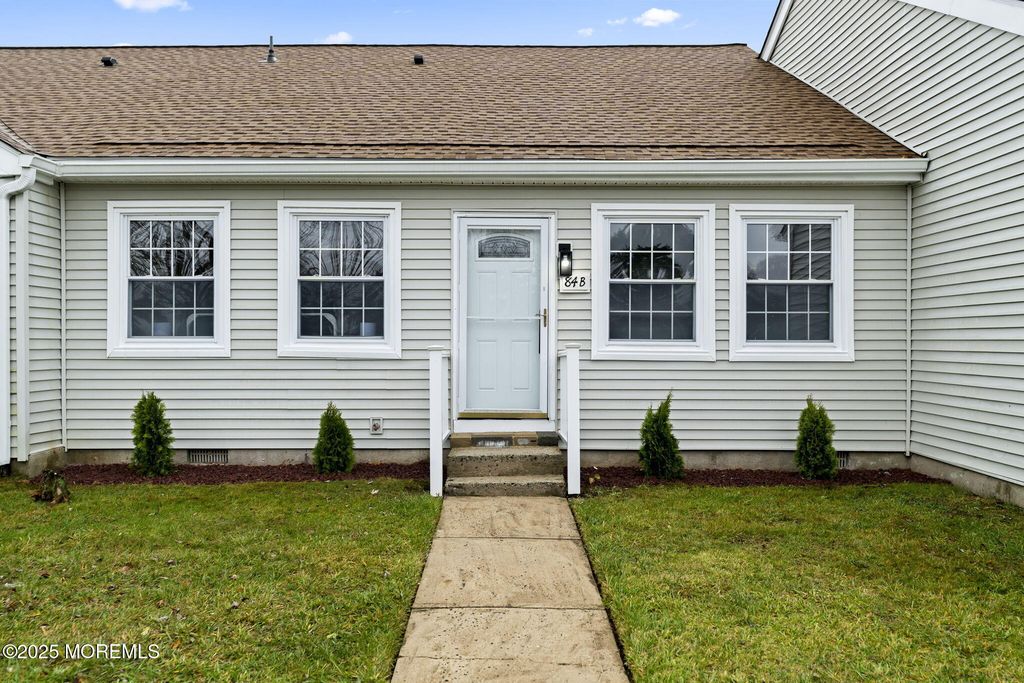 84 Parkway Drive B, Freehold, NJ 07728