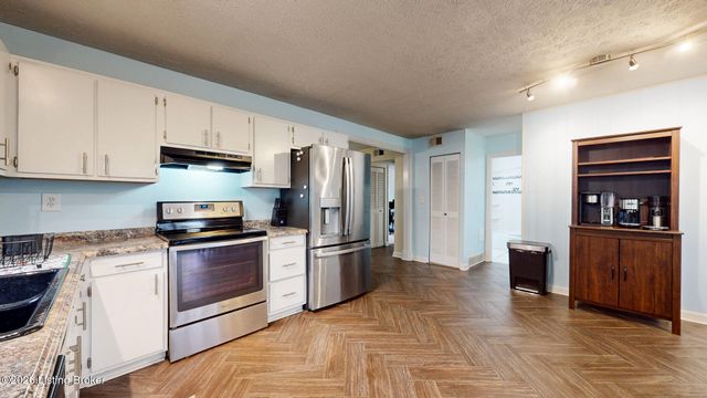 1812 The Meadow Rd, Louisville, KY 40223