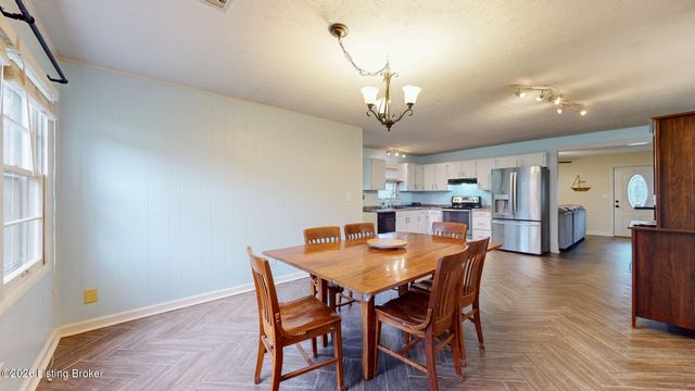 1812 The Meadow Rd, Louisville, KY 40223