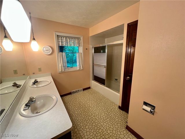 14280 Sweetbriar Lane, Novelty, OH 44072