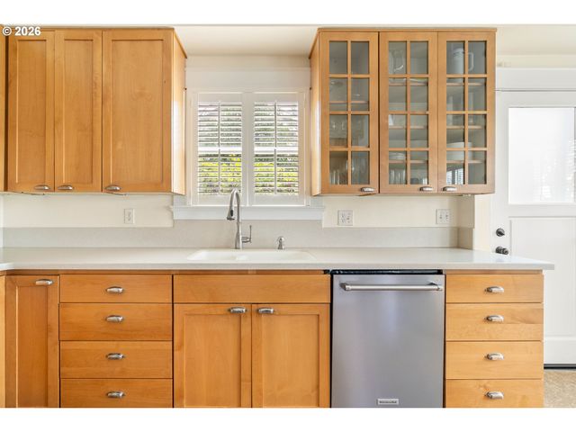 2735 Sw TALBOT Rd, Portland, OR 97201