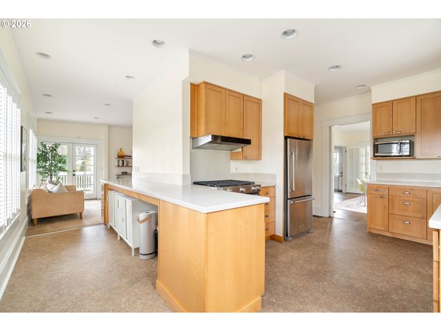 2735 Sw TALBOT Rd, Portland, OR 97201