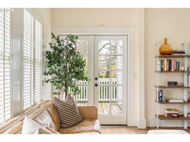 2735 Sw TALBOT Rd, Portland, OR 97201