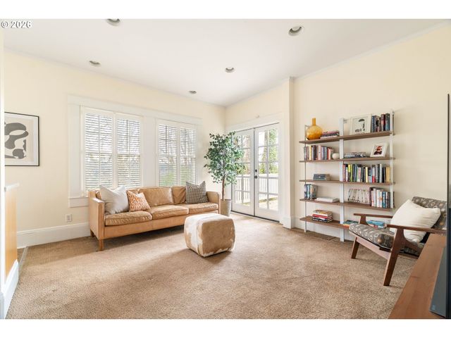 2735 Sw TALBOT Rd, Portland, OR 97201