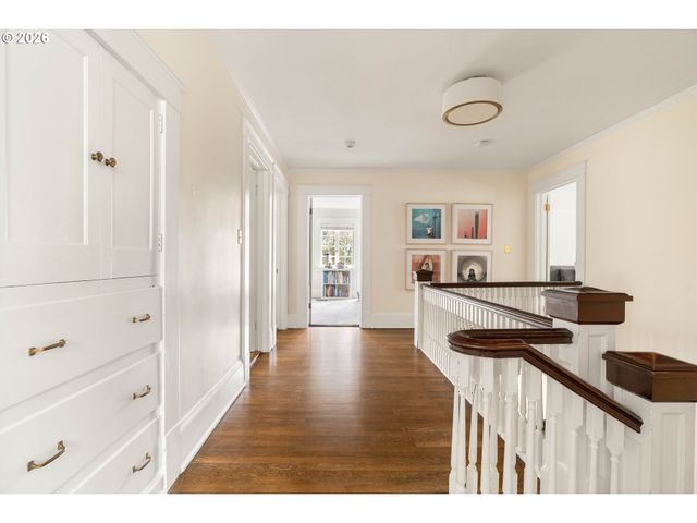 2735 Sw TALBOT Rd, Portland, OR 97201