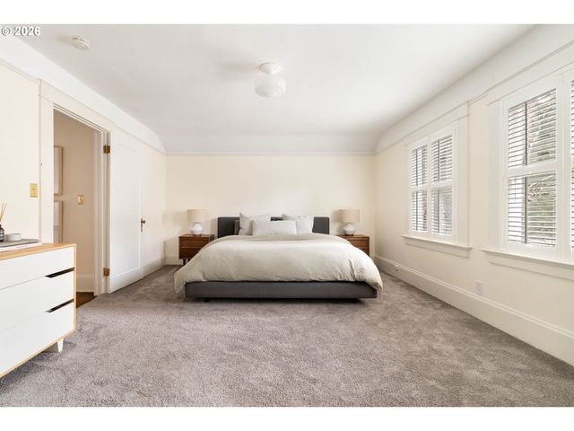 2735 Sw TALBOT Rd, Portland, OR 97201