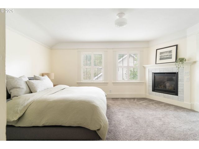 2735 Sw TALBOT Rd, Portland, OR 97201