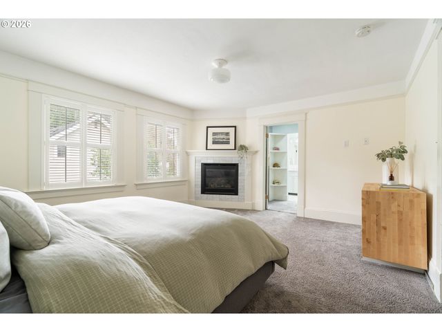 2735 Sw TALBOT Rd, Portland, OR 97201