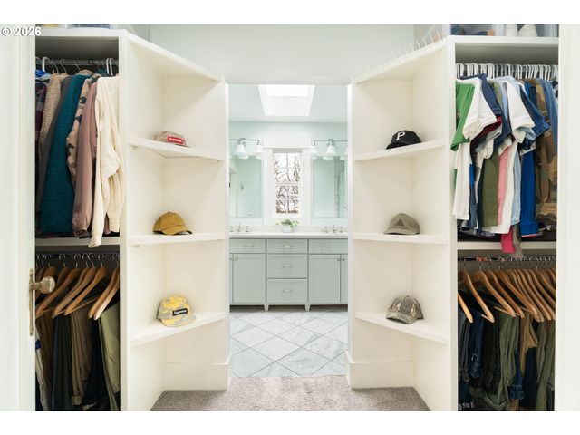 2735 Sw TALBOT Rd, Portland, OR 97201