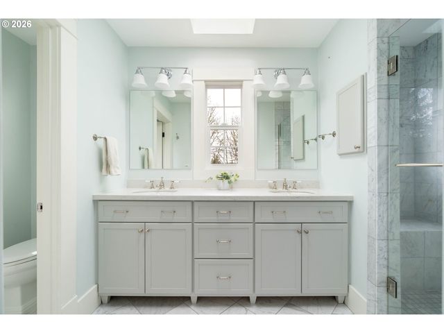 2735 Sw TALBOT Rd, Portland, OR 97201