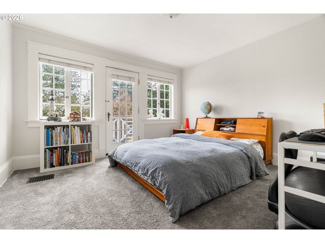 2735 Sw TALBOT Rd, Portland, OR 97201