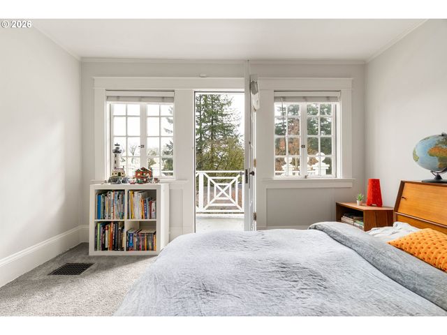 2735 Sw TALBOT Rd, Portland, OR 97201