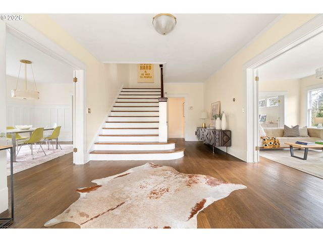 2735 Sw TALBOT Rd, Portland, OR 97201