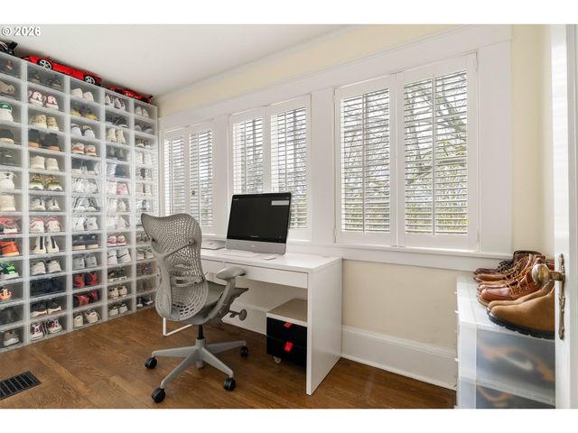 2735 Sw TALBOT Rd, Portland, OR 97201