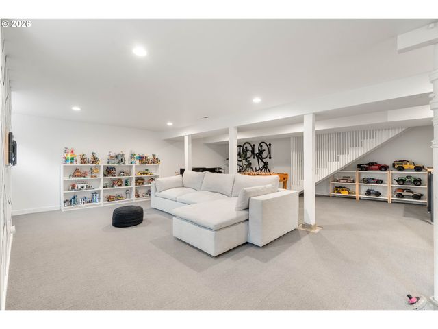 2735 Sw TALBOT Rd, Portland, OR 97201