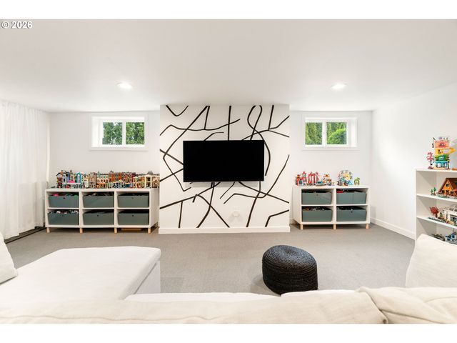 2735 Sw TALBOT Rd, Portland, OR 97201