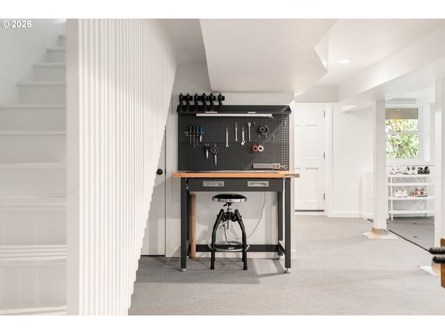 2735 Sw TALBOT Rd, Portland, OR 97201