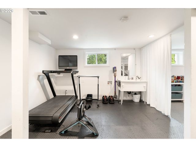 2735 Sw TALBOT Rd, Portland, OR 97201