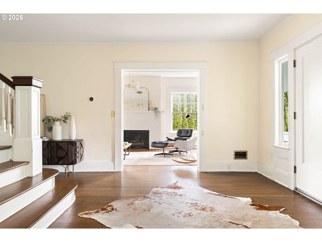 2735 Sw TALBOT Rd, Portland, OR 97201