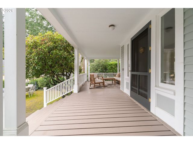 2735 Sw TALBOT Rd, Portland, OR 97201