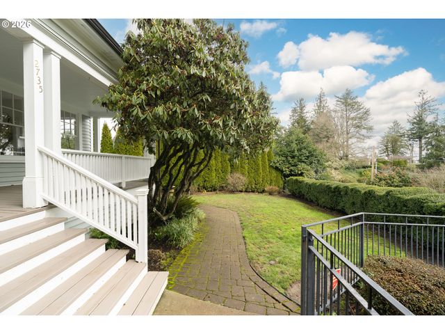 2735 Sw TALBOT Rd, Portland, OR 97201